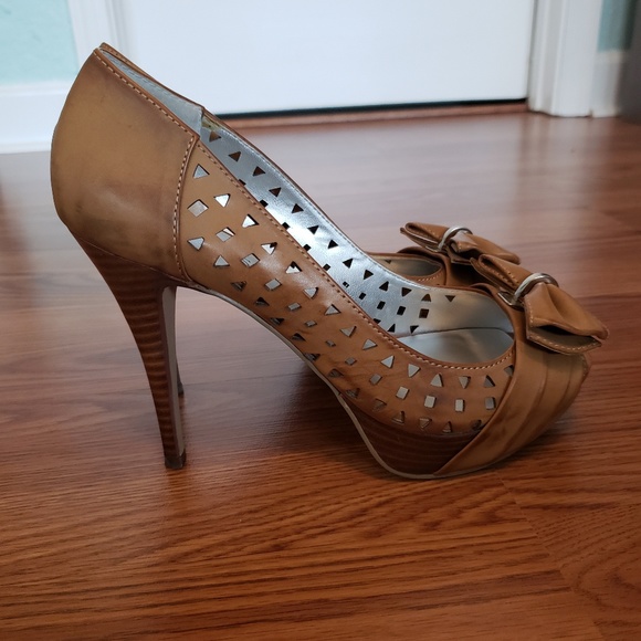 Guess tan cutout open toe pump bow platform heel - Picture 3 of 7